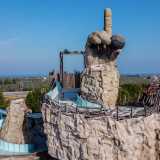 ...a cui venne dato il soprannome di �terra dei giganti�, data la presenza di enormi statue che sbucavano dal suolo